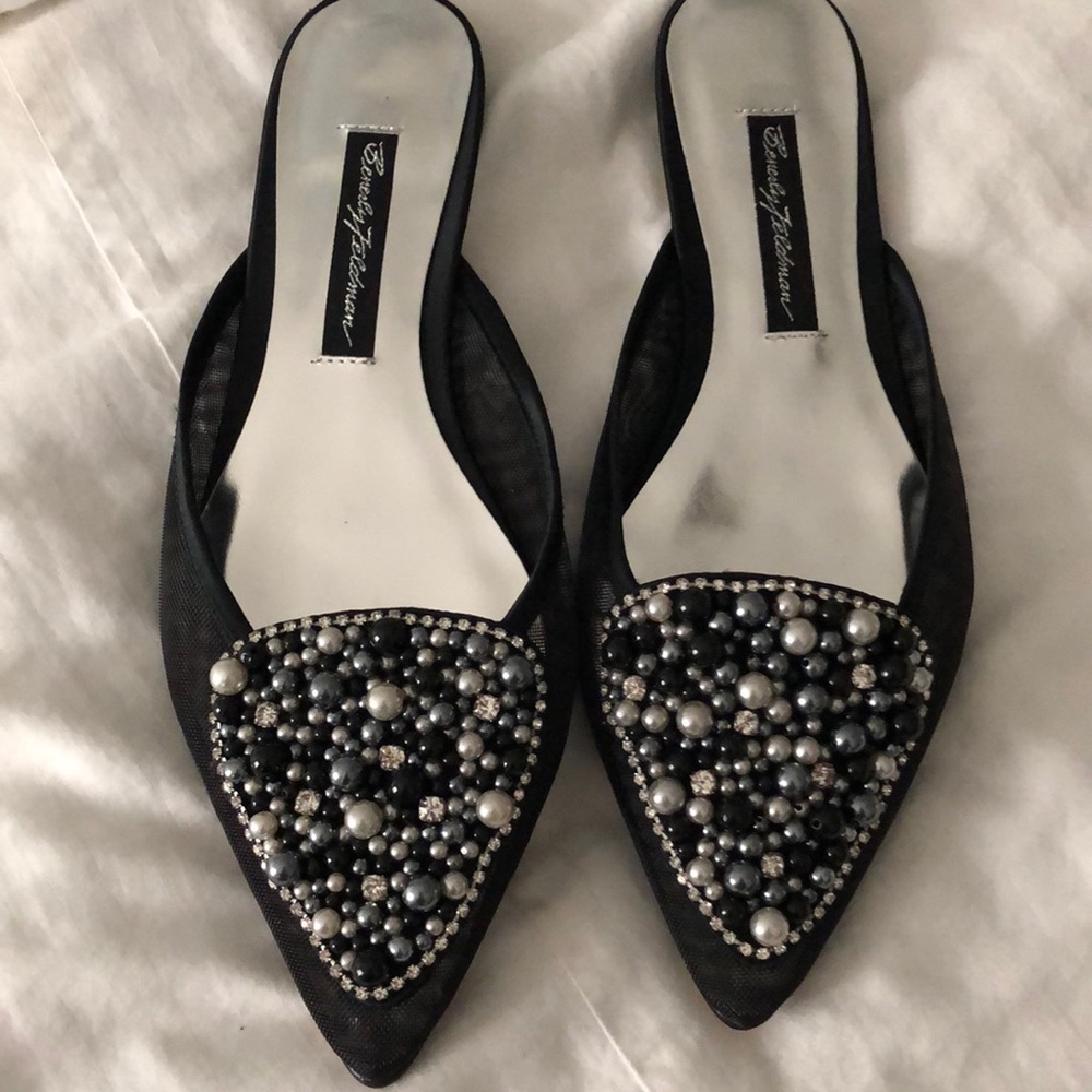 Beverly Feldman slides name is Luna size 8M